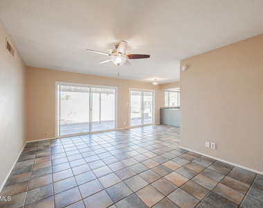 2812 S Cottonwood Drive - Photo Thumbnail 6