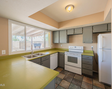 2812 S Cottonwood Drive - Photo Thumbnail 10