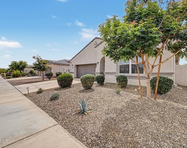 18363 W Whispering Wind Drive - Photo Thumbnail 29