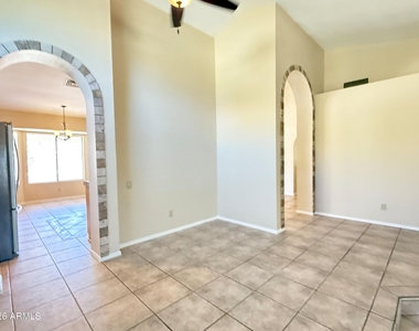 1211 E Drake Drive - Photo Thumbnail 4