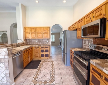 1211 E Drake Drive - Photo Thumbnail 10