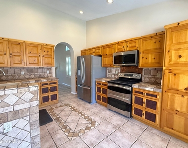 1211 E Drake Drive - Photo Thumbnail 9