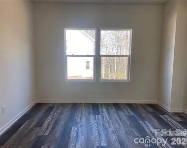 1662 Nicholas Way - Photo Thumbnail 4