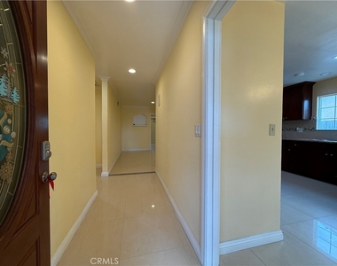 1127 S Nantes Avenue - Photo Thumbnail 2