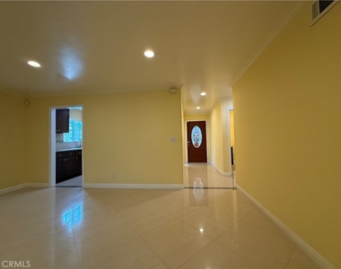 1127 S Nantes Avenue - Photo Thumbnail 10