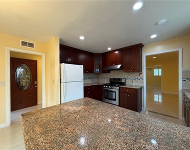 1127 S Nantes Avenue - Photo Thumbnail 6