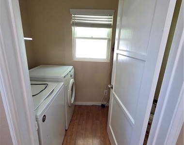 863 N 9th Avenue - Photo Thumbnail 2