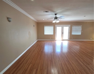 863 N 9th Avenue - Photo Thumbnail 7