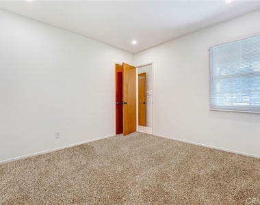 10352 Hayvenhurst - Photo Thumbnail 9