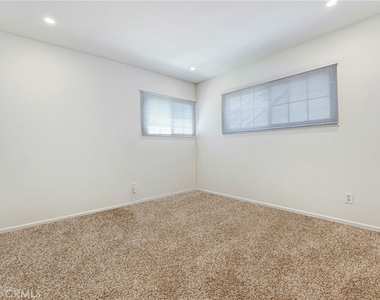 10352 Hayvenhurst - Photo Thumbnail 12