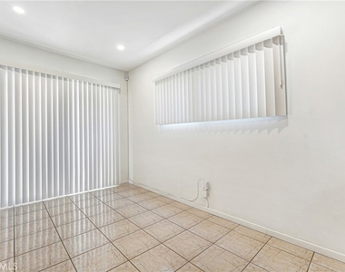 10352 Hayvenhurst - Photo Thumbnail 4