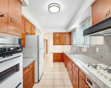 10352 Hayvenhurst - Photo Thumbnail 6