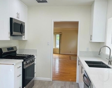 1422 Spazier Avenue - Photo Thumbnail 5