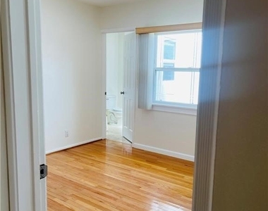 1422 Spazier Avenue - Photo Thumbnail 9