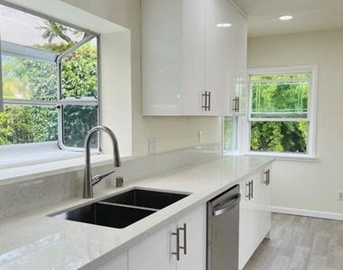 1422 Spazier Avenue - Photo Thumbnail 4