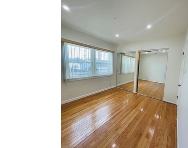 1422 Spazier Avenue - Photo Thumbnail 8