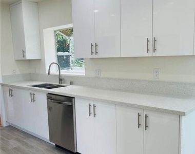 1422 Spazier Avenue - Photo Thumbnail 6
