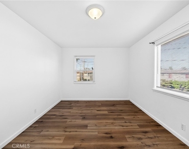 1316 1/2 Anaheim Street - Photo Thumbnail 16