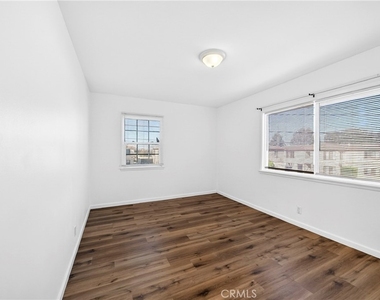1316 1/2 Anaheim Street - Photo Thumbnail 15