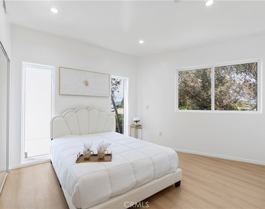2515 Alsace Avenue - Photo Thumbnail 11