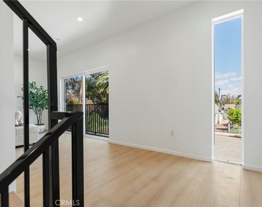 2515 Alsace Avenue - Photo Thumbnail 3