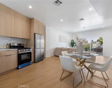 2515 Alsace Avenue - Photo Thumbnail 7