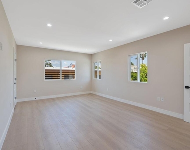 1206 Tamarind Avenue - Photo Thumbnail 23