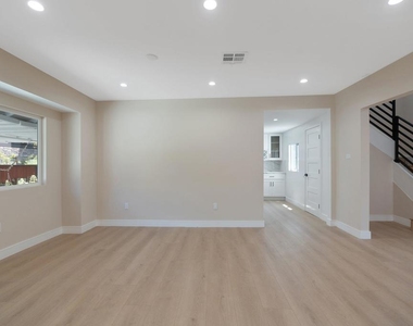 1206 Tamarind Avenue - Photo Thumbnail 14
