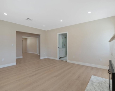 1206 Tamarind Avenue - Photo Thumbnail 5