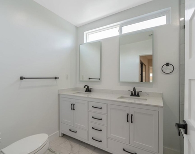 1206 Tamarind Avenue - Photo Thumbnail 21