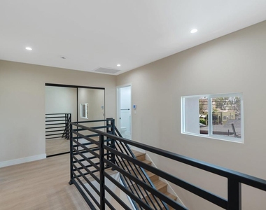 1206 Tamarind Avenue - Photo Thumbnail 19