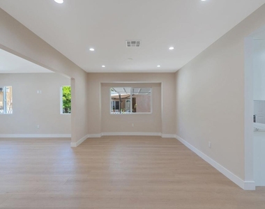 1206 Tamarind Avenue - Photo Thumbnail 9