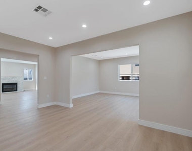 1206 Tamarind Avenue - Photo Thumbnail 11