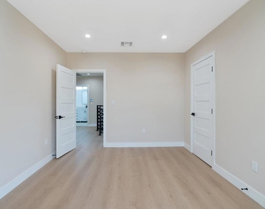 1206 Tamarind Avenue - Photo Thumbnail 28