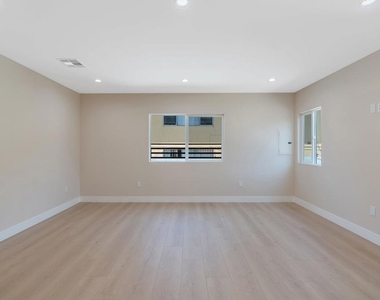 1206 Tamarind Avenue - Photo Thumbnail 12