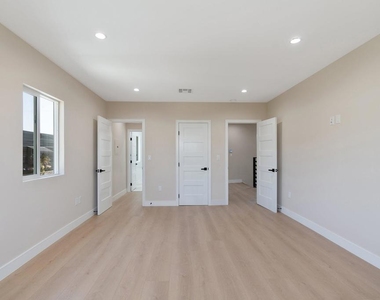 1206 Tamarind Avenue - Photo Thumbnail 25