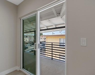 1206 Tamarind Avenue - Photo Thumbnail 30