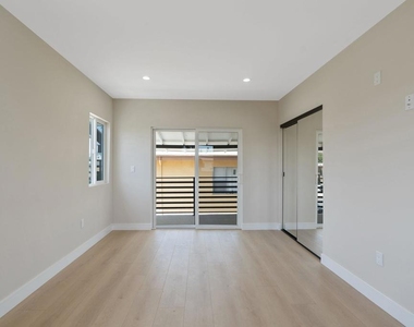 1206 Tamarind Avenue - Photo Thumbnail 32