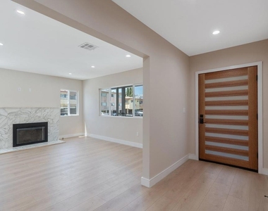 1206 Tamarind Avenue - Photo Thumbnail 2
