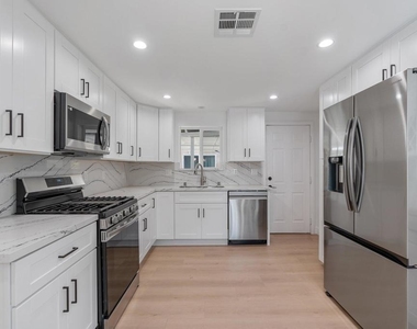 1206 Tamarind Avenue - Photo Thumbnail 16