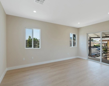 1206 Tamarind Avenue - Photo Thumbnail 34