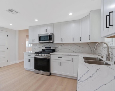 1206 Tamarind Avenue - Photo Thumbnail 17