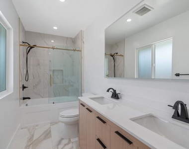 1206 Tamarind Avenue - Photo Thumbnail 27