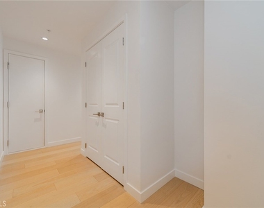 400 S Broadway S - Photo Thumbnail 1