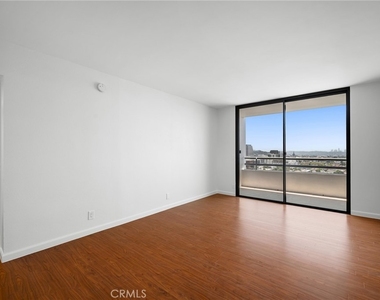 343 Pioneer Drive - Photo Thumbnail 5