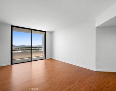 343 Pioneer Drive - Photo Thumbnail 8