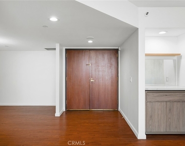 343 Pioneer Drive - Photo Thumbnail 4