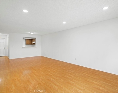 330 Pioneer Drive - Photo Thumbnail 4