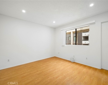330 Pioneer Drive - Photo Thumbnail 11