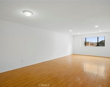 330 Pioneer Drive - Photo Thumbnail 3